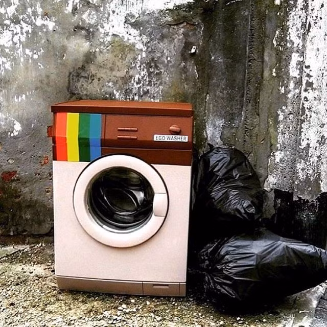 Logo cũ của Instagram vốn được lòng người dùng mạng. Trần Hòa chia sẻ: "Hình ảnh chiếc máy ảnh Polaroid làm IG trở nên độc đáo và khác biệt so với các app khác. Chỉ liếc qua đã biết đây là ứng dụng để chia sẻ ảnh. Còn nhìn logo mới thì chẳng ai nhận ra đây là cái gì".