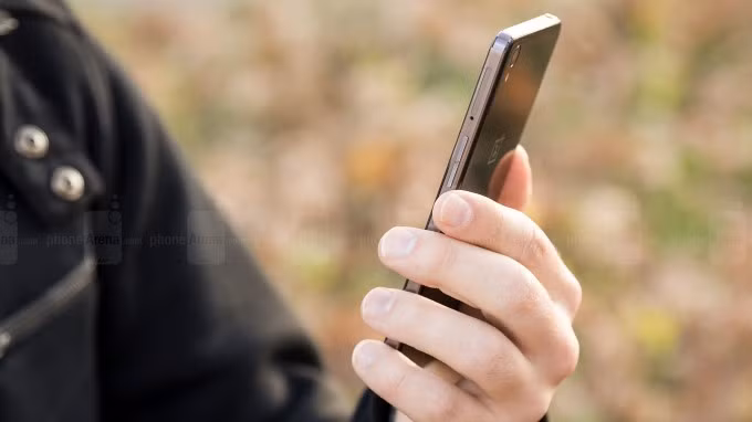  OnePlus X. Dày: 6,9mm, nặng 138g. OnePlus X giống như loài chim lạ, đến từ startup Trung Quốc nhỏ bé. Máy dùng mặt kính phía sau và khung kim loại, thân máy mỏng và thời trang.