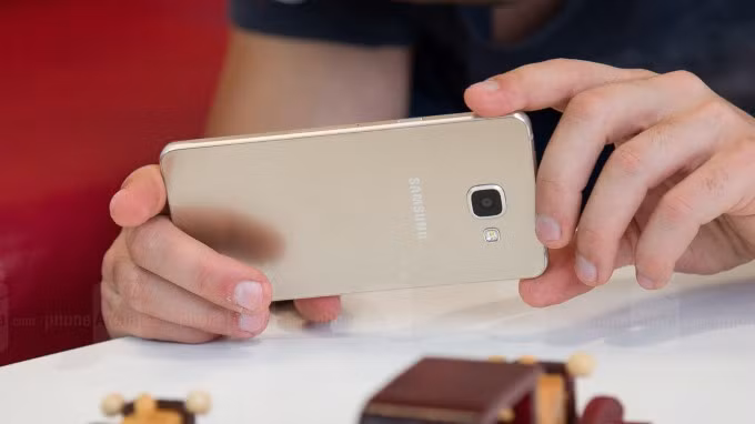  Samsung Galaxy A5 6 (2016). Dày: 7,3mm, nặng 155g. Samsung Galaxy A5 6 hay A5 bản 2016 mang đến sự kết hợp đẹp mắt giữa khung kim loại và mặt kính cả trước lẫn sau, ngoài ra còn có giá bán hợp lý. A5 bản 2016 thực sự ấn tượng ngoài đời thực, rất khó để gọi đây là điện thoại tầm trung vì vẻ ngoài rất cao cấp. Nó còn đặc biệt mỏng và tương đối nhẹ.