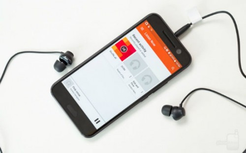  HTC 1. Dòng One của HTC cũng như mẫu Android mới nhất HTC 10 luôn ghi điểm về âm thanh, đặc biệt ở hệ thống loa ngoài BoomSound cùng một số công nghệ tích hợp bên trong như Beats Audio. Trên HTC 10, thay vì sử dụng loa kép, máy còn cải thiện chất lượng nhạc bằng cách chia ra một loa ngoài cung cấp âm thanh treble và một loa ngoài nữa cung cấp tiếng trầm riêng. Smartphone mới của HTC còn sở hữu khả năng xử lý nhạc số chất lượng cao, đạt chuẩn âm thanh chất lượng cao Hi-res khi được tích hợp DAC riêng cho phép giải mã nhạc số 24-bit.