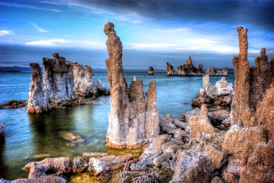 Hồ Mono được hình thành cách đây 760.000 năm bởi sự đứt gãy của vỏ Trái đất. Từng là một trong những hồ muối cổ có hệ sinh thái phong phú và độc đáo nhất thế giới, hồ nước này không có cá, nhưng có hàng nghìn tỷ con tôm nước mặn và ruồi Alkan sinh sống tại đây.