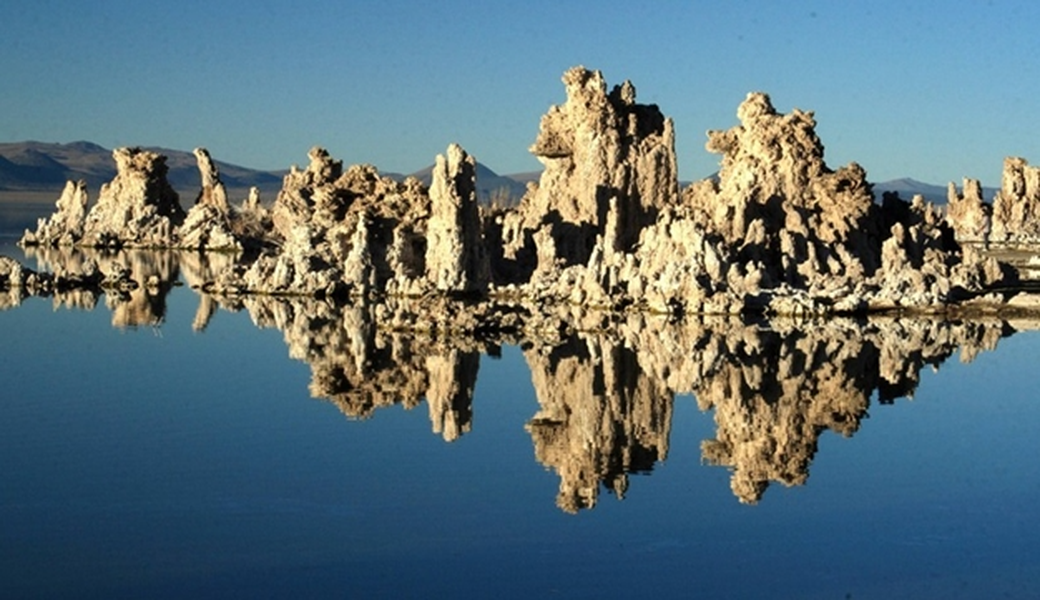 Hồ Mono còn là nơi ưa thích của những ai thích khám phá khoa học và tìm hiểu về cuộc sống ngoài vũ trụ.