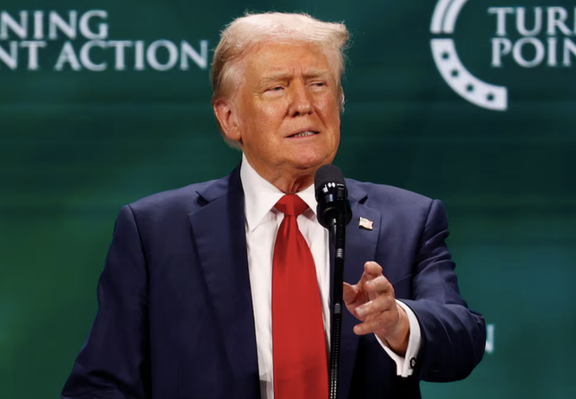 Ong Trump chi dam cho chien dich quang cao de can buoc ba Harris