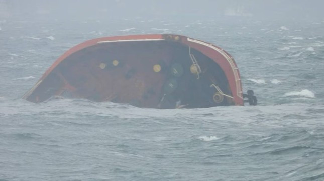 Tàu chở 1,5 triệu lít dầu lật úp ngoài khơi Philippines ảnh 1