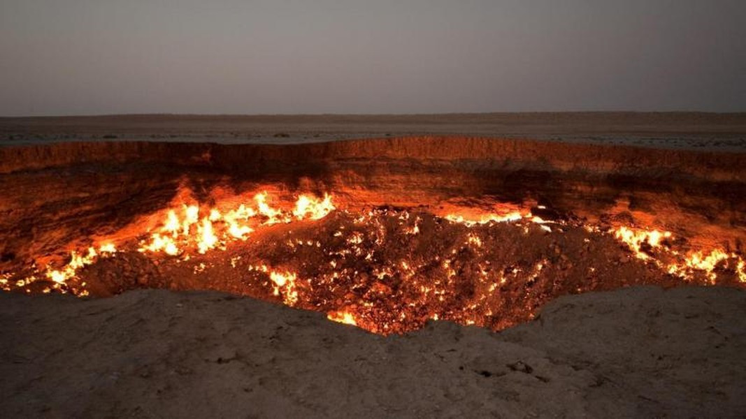 Door to Hell, nằm giữa sa mạc Karakum ở Turkmenistan, mỏ khí đốt tự nhiên này được phát hiện vào những năm 1970 bởi các kỹ sư hóa dầu Liên Xô. Theo dự kiến, nó chỉ cháy được trong vài tuần, nhưng đến nay miệng núi lửa vẫn cháy, được cho là một trong những ngọn lửa vĩnh cửu của thế giới.