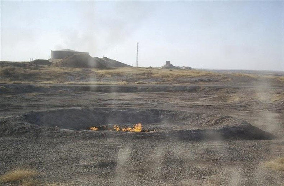 Baba Gurgur được phát hiện vào năm 1927, cho đến hiện nay ngọn lửa này nằm giữa trung tâm cánh đồng dầu mỏ vẫn được đốt cháy như vậy khí ga tự nhiên rỉ qua lớp đá cứng.