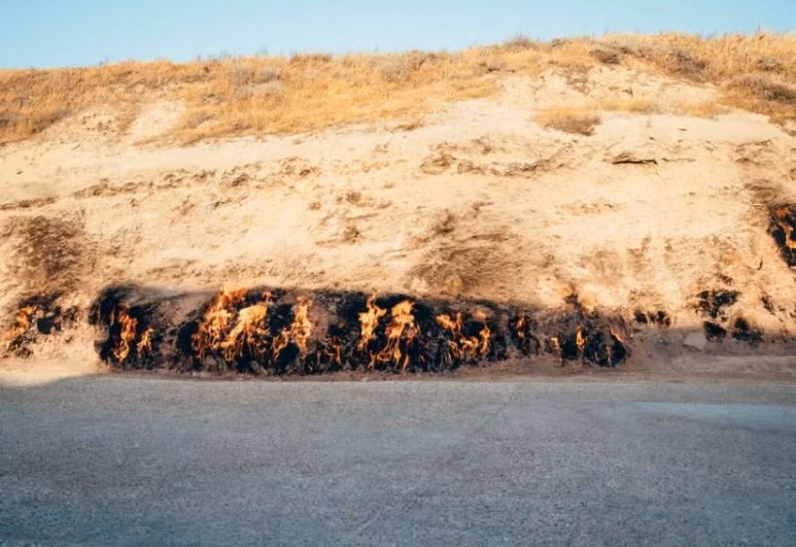 Đây là một bức tường lửa dài 10 mét, là một đám lửa cháy liên tục trên một sườn đồi trên bán đảo Absheron, trên biển Caspi gần Baku, thủ đô của Azerbaijan - nơi được mệnh danh như "Vùng đất lửa".