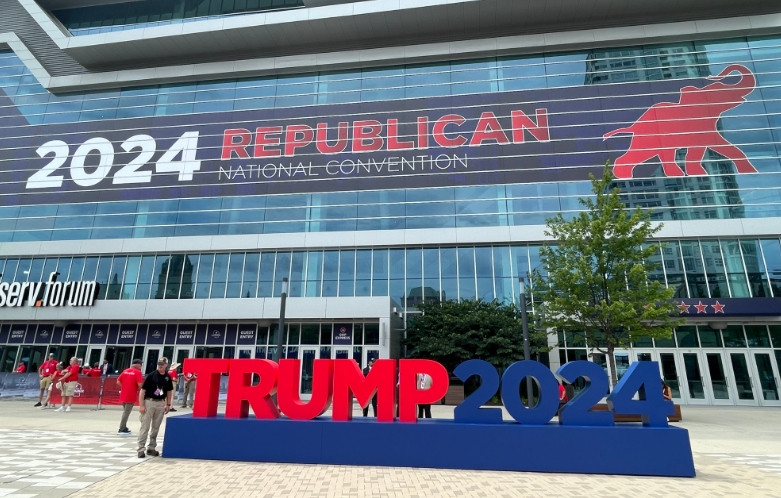 Ông Trump chính thức ra tranh cử Tổng thống Mỹ, công bố phó tướng Ong Trump chinh thuc ra tranh cu Tong thong My, cong bo pho tuong