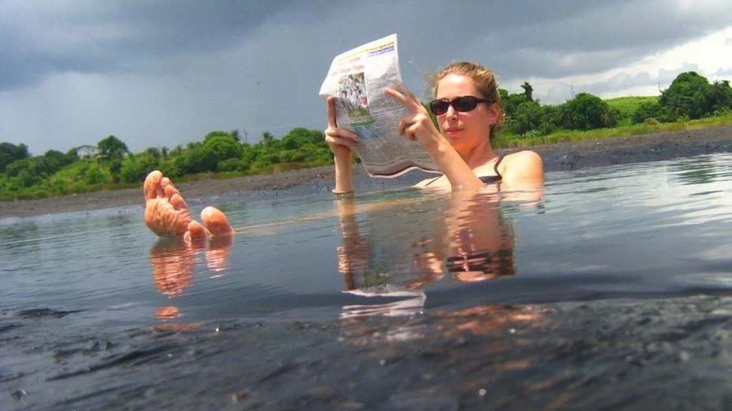 Hiện, hồ Pitch thu hút khoảng 20.000 du khách tới tham quan, nghỉ dưỡng, thả mình giữa các vùng nước nhỏ để chữa viêm da hoặc đau khớp bởi hồ chứa hàm lượng lưu huỳnh cao. Theo Atlas Obscura.