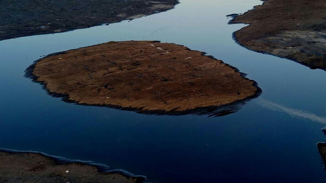 Nhìn từ xa, du khách dễ dàng nhận thấy địa hình nơi này nổi bật với những mảng màu đen nhấp nhô, gồ ghề. Theo Atlas Obscura.