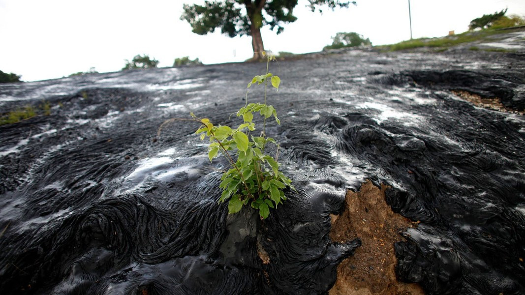 Đường nứt gãy lộ thiên làm dầu thô từ các mỏ sâu dưới lòng đất trào lên bề mặt, tập trung trong miệng núi lửa. Theo Atlas Obscura.