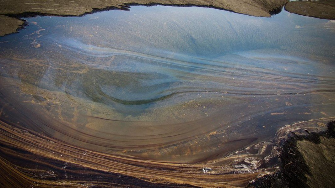  Hồ nhựa đường hình thành khi loại vật chất này rỉ ra từ mặt đất tạo thành những vũng sệt lộ thiên. Theo Atlas Obscura.