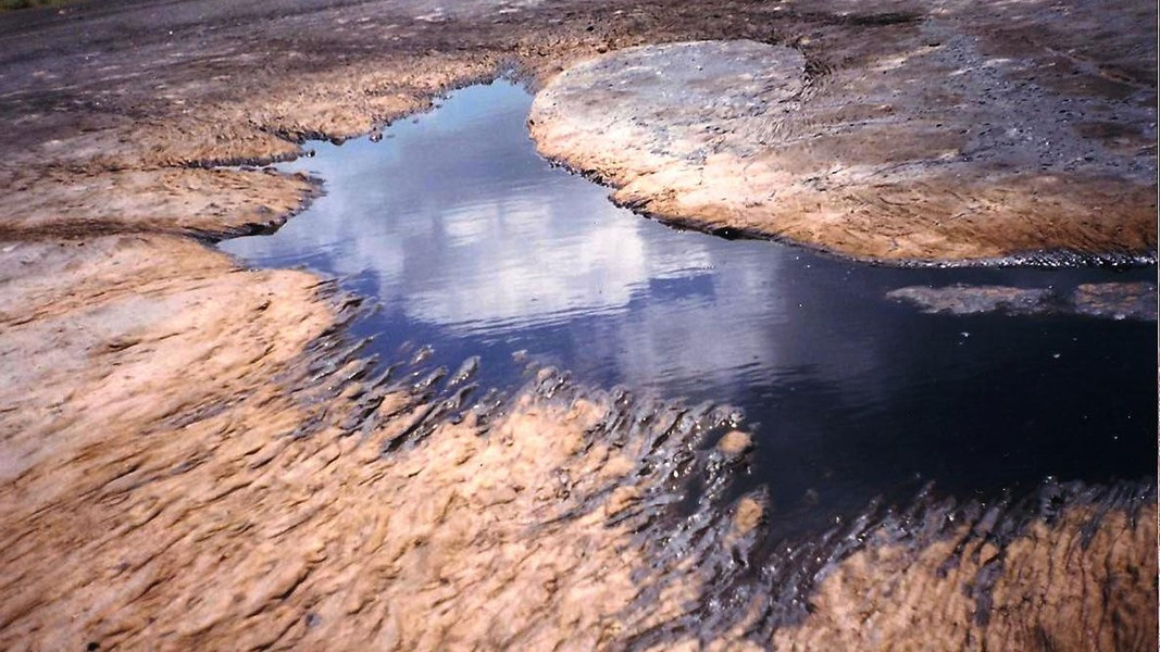 Nơi này lưu trữ hàng triệu tấn nhựa đường tự nhiên với diện tích phủ khoảng 41 ha, sâu khoảng 76 m. Theo Atlas Obscura.