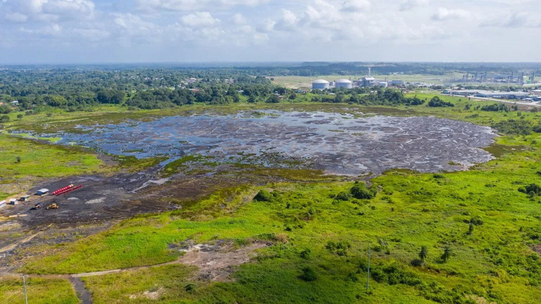 Những thành phần nhẹ hơn trong dầu thô bay hơi để lại lớp nhựa đường nặng, đặc sệt. Đó là hỗn hợp giữa dầu, đất sét và nước. Theo Atlas Obscura.