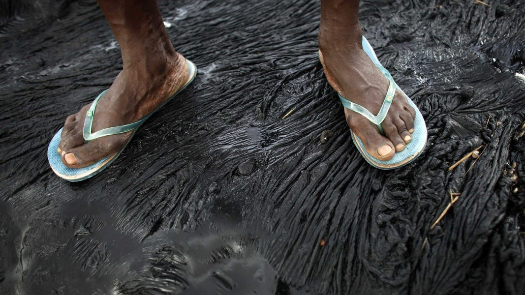 Nhựa đường trong hồ Pitch dày tới mức tại một số khu vực có thể đi bộ trên bề mặt nhưng nếu đứng quá lâu, mọi sinh vật đều chìm từ từ xuống lòng hồ. Theo Atlas Obscura.