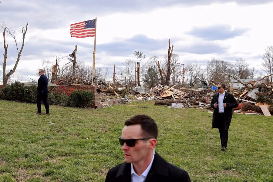 Các nhân viên mật vụ làm nhiệm vụ bảo đảm an ninh cho Tổng thống Donald Trump (không có trong ảnh) khi ông tới thị sát thiệt hại do lốc xoáy ở Cookeville, bang Tennessee, ngày 6/3/2020.