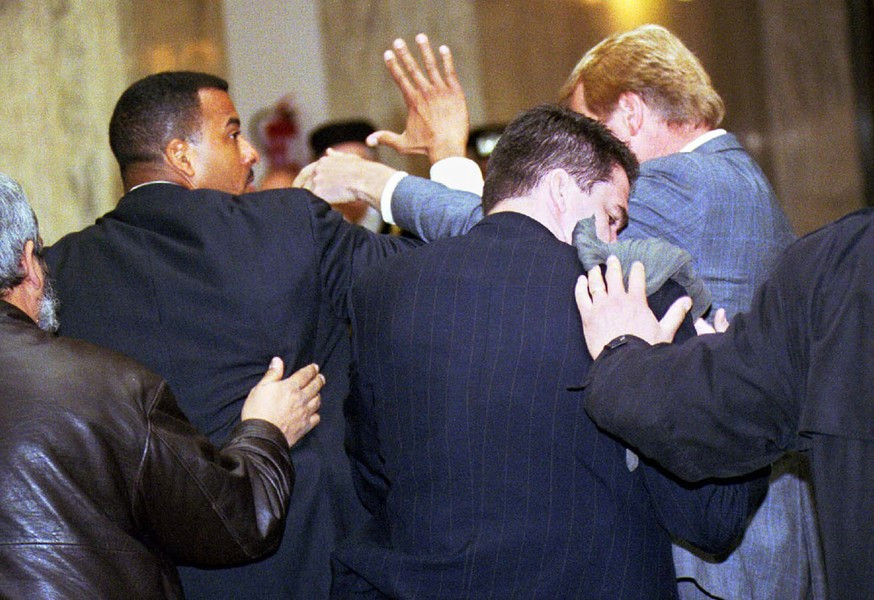 Các nhân viên mật vụ vây quanh Ngoại trưởng Mỹ Madeleine Albright ngay sau khi 2 sinh viên ném 5 quả trứng vào bà sau khi bà phát biểu tại Đại học Masaryk ở Brno, Cộng hòa Czech, ngày 6/3/2000.