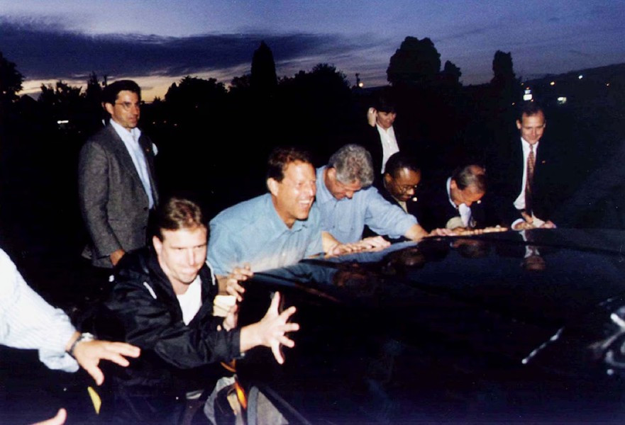 Tổng thống Bill Clinton và Phó Tổng thống Al Gore giúp các nhân viên Mật vụ đẩy chiếc xe Chevrolet Suburban sau khi nó bị mắc kẹt trong bùn, tại một điểm vận động tranh cử ở Woodland, ngày 19/9/1996.