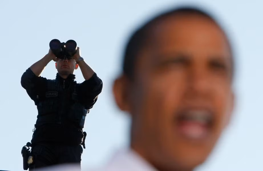 Nhân viên mật vụ bảo vệ an ninh cho ứng cử viên tổng thống của đảng Dân chủ Barack Obama tại một cuộc vận động tranh cử ở Philadelphia, ngày 11/10/2008.