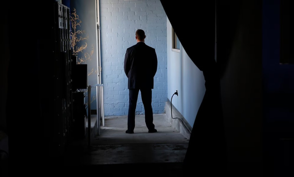 Nhân viên mật vụ gác cửa khi Tổng thống Obama phát biểu trong chuyến thăm Cross Campus ở Los Angeles, ngày 9/10/2014.