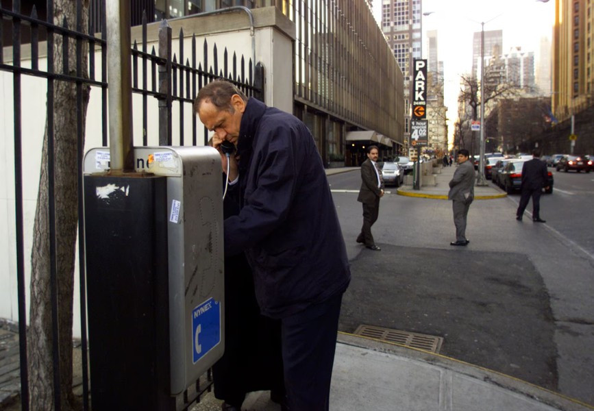 Ứng cử viên tổng thống của đảng Dân chủ Bill Bradley liên lạc bằng điện thoại công cộng sau khi ông bất ngờ yêu cầu mật vụ dừng lại để ông gọi điện trên đường phố Manhattan, ngày 22/2/2000.