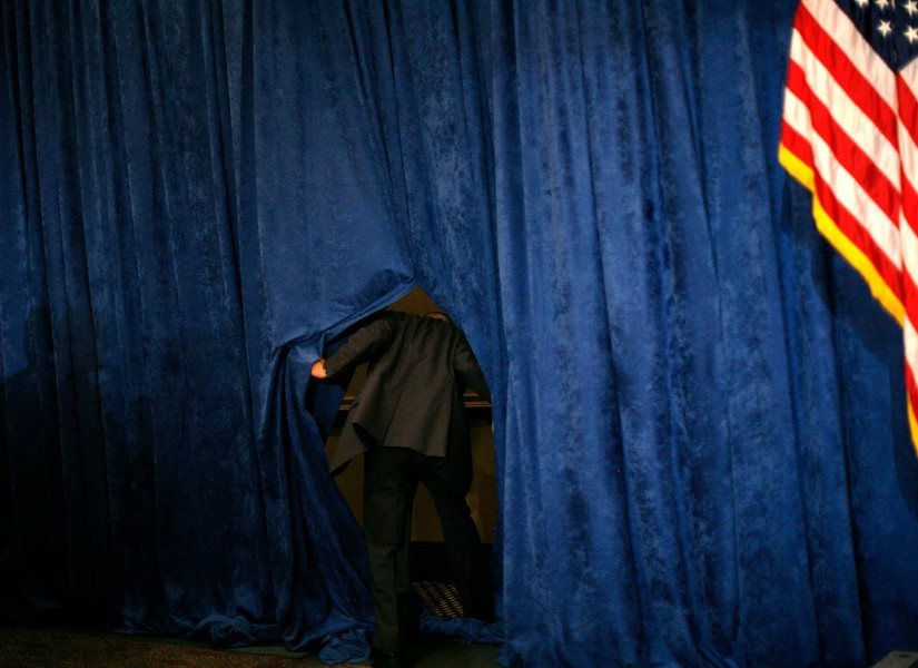 Sĩ quan mật vụ kiểm tra phía sau tấm rèm trước bài phát biểu của ứng cử viên tổng thống, Thượng nghị sĩ John McCain tại cuộc họp ở tòa thị chính Miami, bang Florida, ngày 20/5/2008.