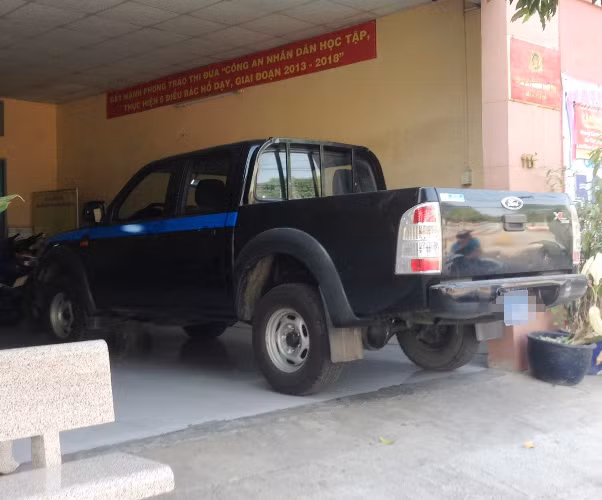 Hiện, những chiếc xe dán nhãn cảnh sát, Công an phường...quận Thủ Đức đã bị tháo bỏ đèn, còi và nhãn trên thân xe.