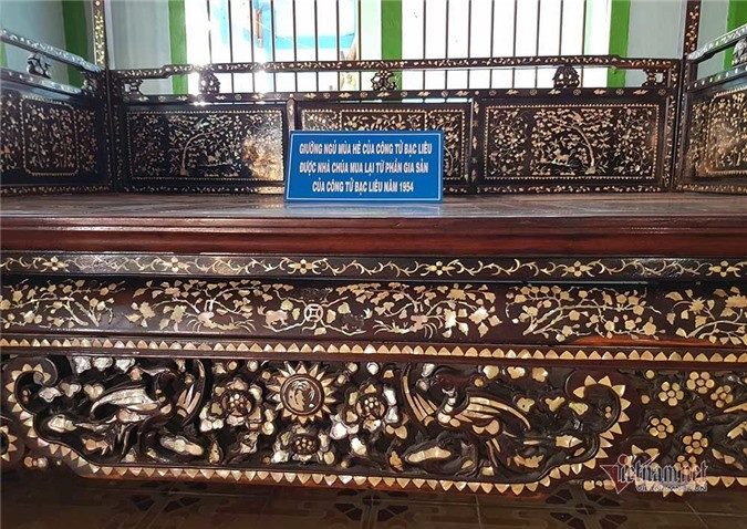 Chiếc giường ngủ mùa hè. Mỗi chiếc giường cao khoảng 2,5 m, rộng gần 2 m, có hoa văn trang trí gần giống nhau, màu nâu đen, toát lên vẻ sang trọng. Toàn bộ giường được làm bằng gỗ huỳnh đàn, khảm xà cừ với nhiều hoa văn tinh xảo.