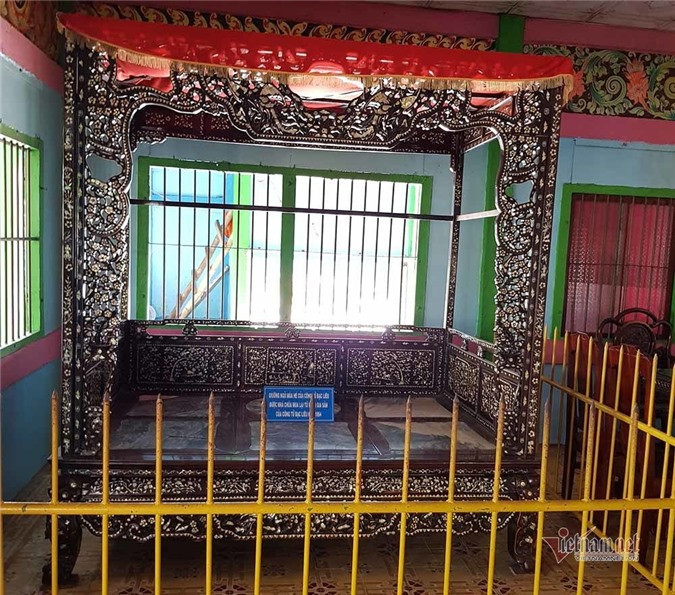 Đại diện chùa cho biết, cặp giường này là của gia đình công tử Bạc Liêu Trần Trinh Huy, được vị trụ trì mua lại. Theo đó, từ năm 1954 -1958, vị trụ trì chùa đã mua được 2 chiếc giường nóng và lạnh của công tử Bạc Liêu với giá khá đắt vào thời đó.