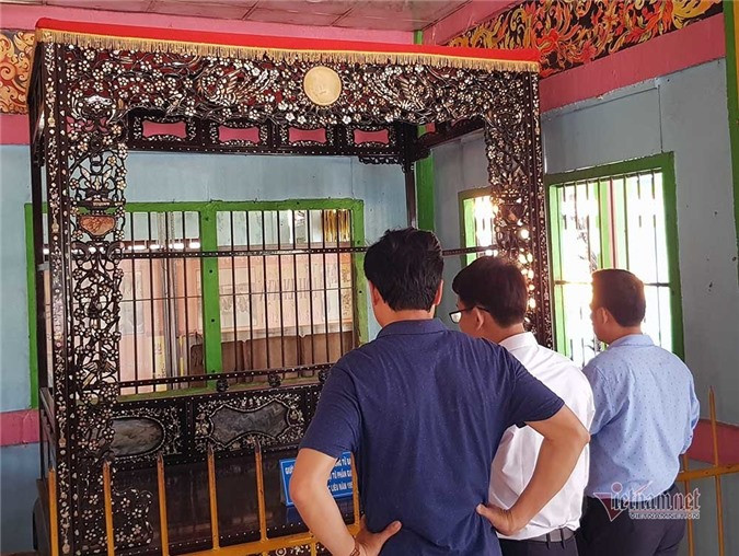 Nhiều du khách đến tham quan xem 2 chiếc giường mà công tử Bạc Liêu từng ngủ. “Mình cũng đi nhiều nơi nhưng đây là lần đầu thấy được cặp giường lạ thế này, chắc chắn chỉ có quý tộc mới được ngủ trên những chiếc giường thế này”, anh Hồ Vũ (ngụ Đồng Tháp) nhận xét.