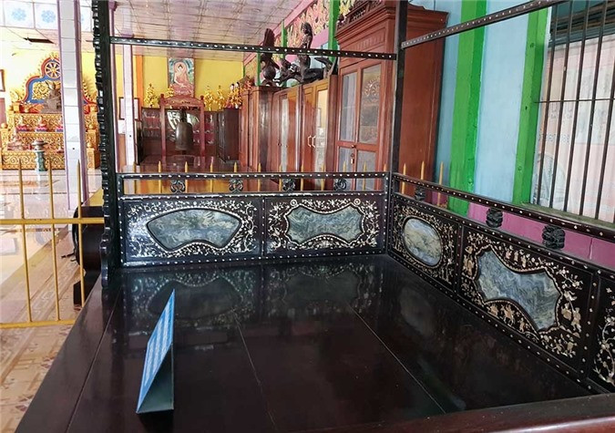 Mặt giường nóng gồm 3 miếng gỗ giáng hương ghép lại, được dùng để ngủ vào mùa mưa.