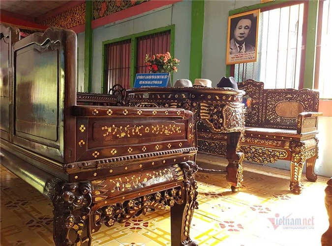 Ngoài ra, tại chùa Chén Kiểu hiện còn đang lưu giữ một bộ bàn ghế của công tử Bạc Liêu, được nhà chùa mua lại từ bộ kỷ vật vào năm 1948. Theo đó, tại chiếc bàn tròn, nhà chùa treo hình công tử Bạc Liêu" Trần Trinh Huy.