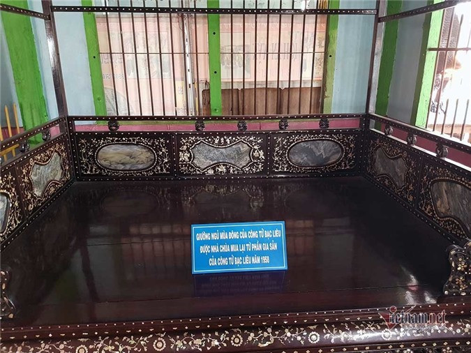 Chiếc giường ngủ mùa đông. Cụ thể, nhà chùa mua lại chiếc giường lạnh khoảng 5.200 đồng, còn giường nóng 9.500 đồng. “Thời đó, lúa chỉ có bốn cắc năm một giạ nên giá trị của mỗi chiếc giường là rất lớn, chỉ có nhà giàu mới sở hữu những đồ vật như thế này”, đại diện nhà chùa nói.