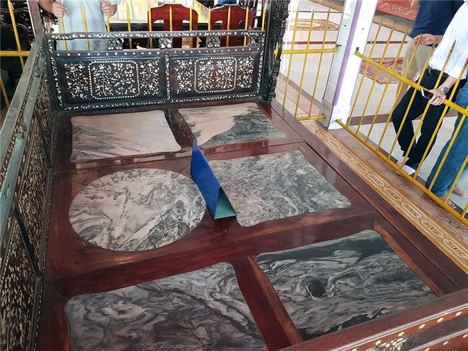 Giường lạnh có lót miếng đá cẩm thạch lớn, nên dùng ngủ vào mùa hè nóng nực. Theo lý giải, sở dĩ được gọi như vậy là vì phần mặt nền của giường nóng có 3 miếng gỗ giáng hương ghép lại được dùng để ngủ vào mùa mưa lạnh. Còn chiếc giường lạnh có lót những miếng đá cẩm thạch lớn dùng ngủ vào mùa hè nóng nực.