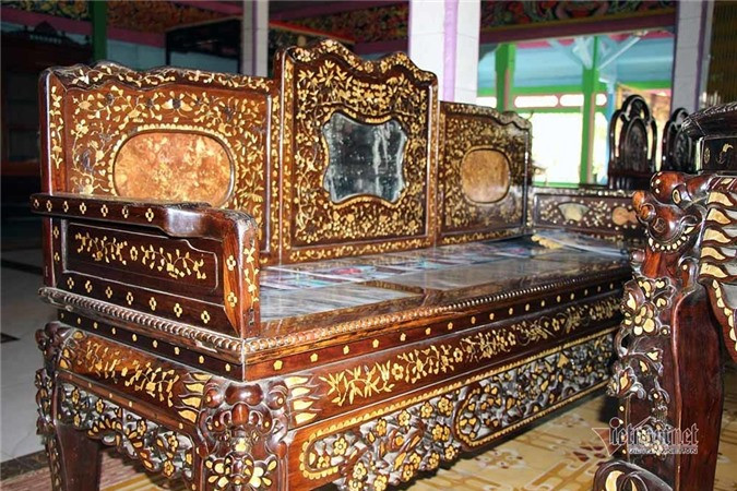 Bộ bàn ghế này được làm bằng gỗ huỳnh đàn và cẩn xà cừ sắc xảo... Những năm 1945, do tình thế đất nước, gia đình Trần Trinh Huy cho người chở nhiều đồ dùng quý giá từ Nhà Lớn (khách sạn Công tử Bạc Liêu ngày nay) như bàn thờ, tủ kiếng, sa-lông, bộ trường kỷ cẩm lai cẩn xà cừ, giường, tủ... vào cất giữ trong Nhà Lầu. Sau đó, Nhà Lầu bị tá điền cướp nhiều tài sản rồi bị đốt trụi. Những đồ vật nói trên thuộc về Nhà Lầu trước đây.