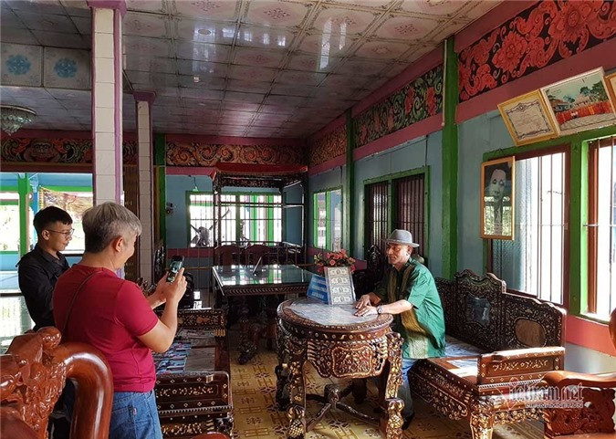 Du khách tham quan, chụp hình cùng bộ bàn ghế một thời của công tử Bạc Liêu.