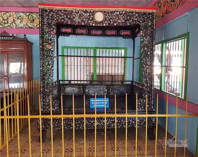 Chùa Sro Lôn (hay còn gọi là chùa Chén Kiểu) ở xã Đại Tâm, huyện Mỹ Xuyên, Sóc Trăng hiện lưu giữ nhiều bảo vật của công tử Bạc Liêu Trần Trinh Huy. Trong đó, đặc biệt là 2 chiếc giường “trái cực” nhau, “một chiếc nóng - một chiếc lạnh”, vô cùng độc đáo.