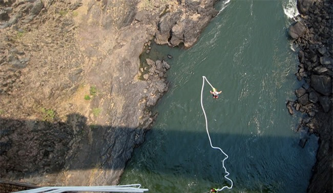 Nhảy ở cầu Victoria bạn sẽ rơi tự do trong khoảng 80 m rồi trước khi Bungee kéo bạn ngược trở lại. Nếu không tính toán kỹ càng bạn có thể va vào đá, hoặc nếu đối mặt với cá mập dưới sông.