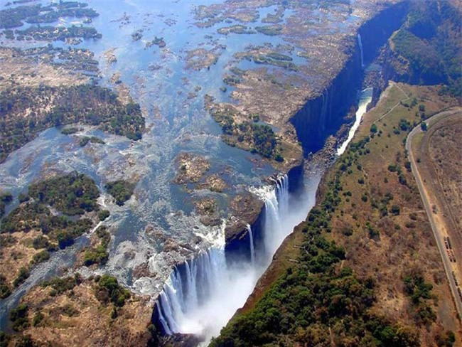 Cây cầu được quyết định xây dựng nhờ vào ý tưởng của ông Cecil Rhodes, cựu thủ tướng Cape Colony (một thuộc địa của Anh). Cầu được xây dựng từ năm 1904, với vật liệu chính là bằng thép.