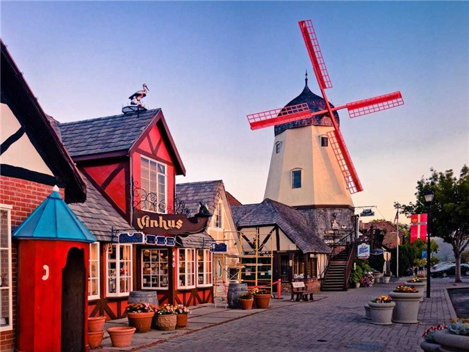 Ngôi làng cối xay gió Solvang ở California. Solvang theo tiếng Đan Mạch có nghĩa là "những cánh đồng ngập nắng". Dọc theohai bên đường là những bồn hoa rực rỡ và ngôi nhà gỗ xây dựng đúng kiểu truyền thống Đan Mạch.