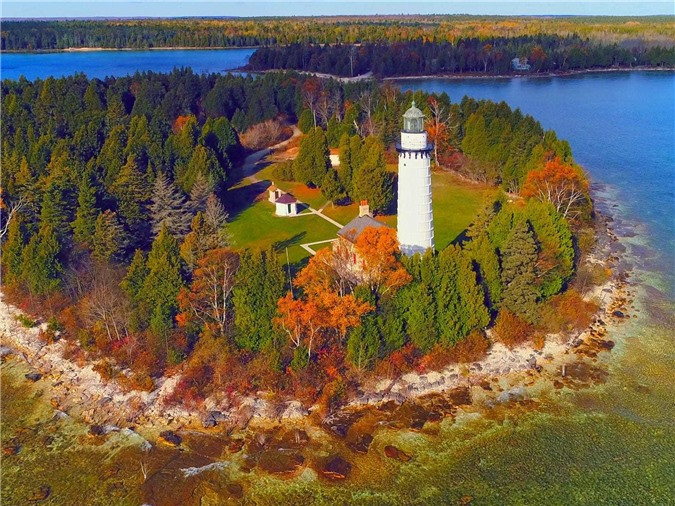 Door County, Wisconsin, nằm bên hồ Michigan. Thị trấn cổ kính nổi tiếng với phong cảnh nghệ thuật và sự đa dạng của hoa anh đào.