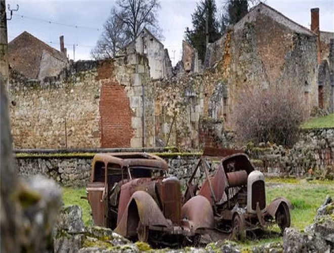  13. Thành phố ma Oradour-sur-Glane (Pháp) bị bỏ hoang từ sau vụ thảm sát kinh hoàng do Đức Quốc xã tiến hành trong năm 1944. 642 người - phần lớn là phụ nữ và trẻ em - đã bị giết hại. 
