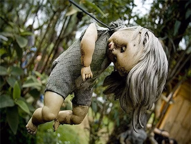  Những con búp bê bị khuyết thiếu các bộ phận khác nhau trên cơ thể như: mất mắt, trọc đầu, cụt chân tay… bị treo lủng lẳng trên cây. Với hình ảnh này hòn đảo luôn bị bao trùm trong bầu không khí rùng rợn, ma quỷ. 