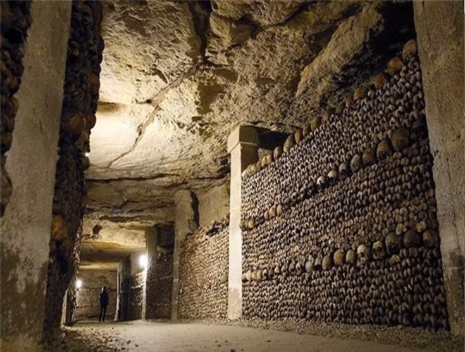  2. Hầm mộ ở Paris, Pháp. Hầm mộ này được xây dựng vào thế kỷ 18, khi các nghĩa trang xung quanh Paris đã quá tải. 