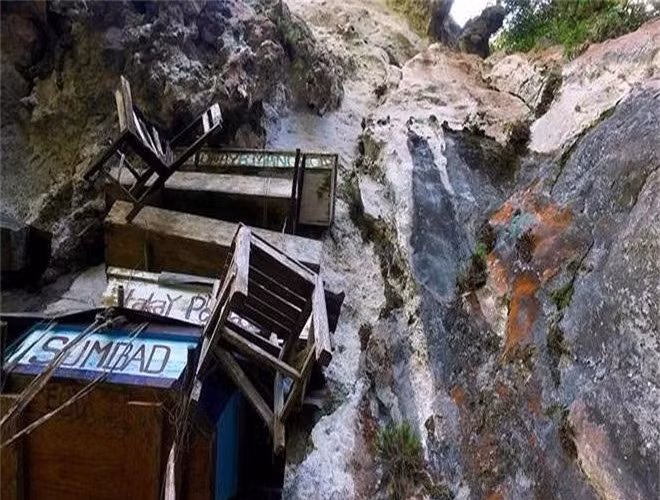  Những chiếc quan tài được treo chênh vênh trên vách núi. 