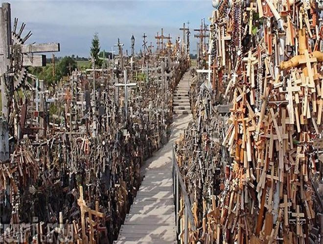 ##sc### 7. Ngọn đồi Thánh Giá, Lithuania: Nằm ở vùng ngoại ô Siauliai phía bắc Lithuania, ngọn đồi Thánh Giá xuất hiện trong cuộc nổi dậy chống lại Nga hoàng khiến hàng trăm người thiệt mạng. 