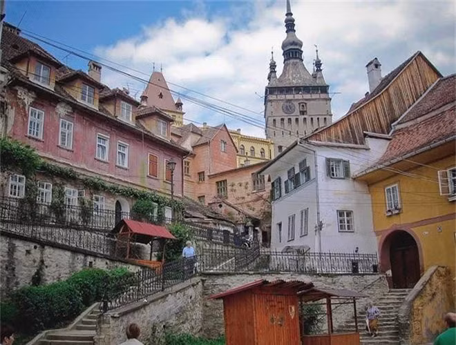  14. Làng Sighisoara nằm ở vùng Transylvania, Romania, là nguồn cảm hứng sống đích thực đằng sau câu chuyện Bá tước Dracula chuyên hút máu người