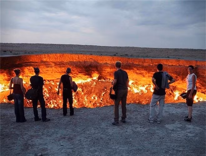  12. Cổng địa ngục ở Derweze, Turkmenistan. Đây là một cái hố khổng lồ đường kính 70m cháy hừng hực cháy suốt hơn 40 năm qua và chưa có dấu hiệu sẽ sớm lụi tàn. 