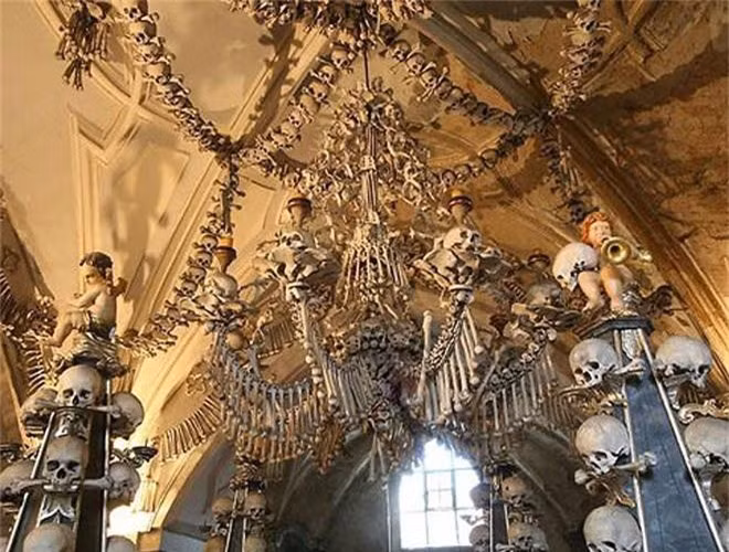  Toàn bộ tòa nhà ghê rợn này có nội thất được sắp xếp từ xương người. 