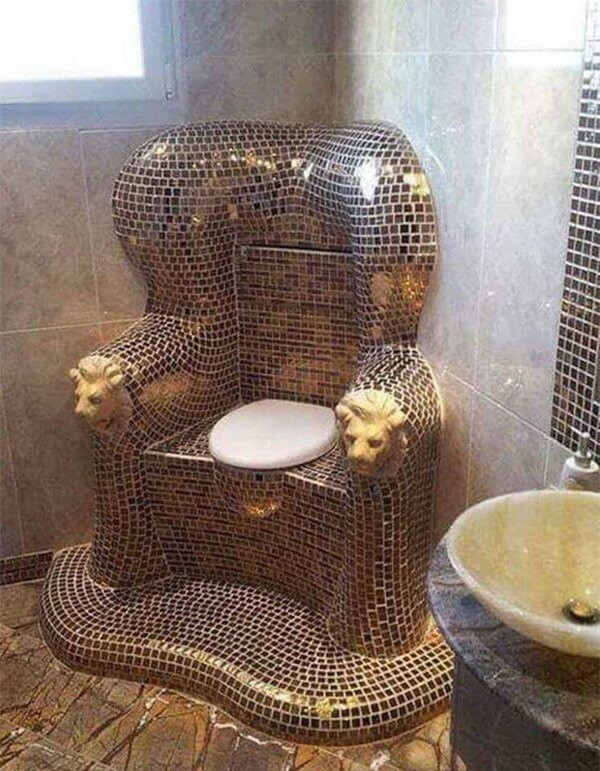 Giống như những đồ vật bình thường, bồn cầu là vật dụng “tế nhị” nhưng không thể thiếu với bất kì gia đình nào. Thực tế, bồn cầu từ lâu đã vượt qua các loại đồ đạc thông thường trong nhà. Chúng vô tình trở thành nơi thể hiện phong cách, cá tính lẫn sự sáng tạo vô biên của chủ nhân. Trong đó, có không ít người còn mạnh tay “sáng tạo” tới mức không tưởng khiến ai xem cũng “khiếp vía”. Trong ảnh là bồn cầu vương giả, phỏng theo ngai vàng. 
